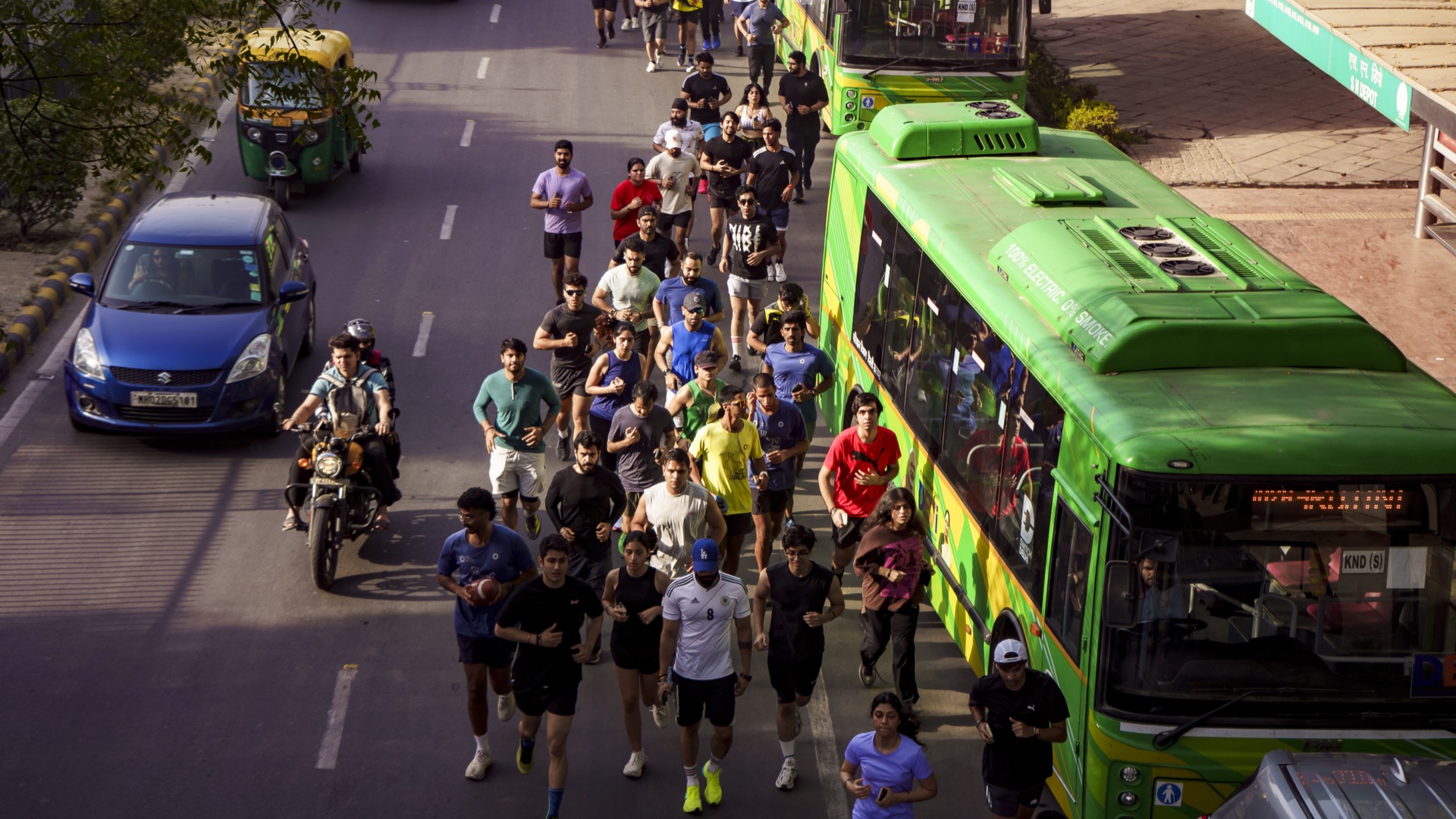 Group run alongside city traffic, Delhi